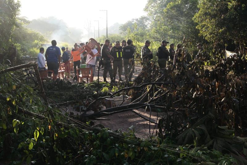 A Polícia Militar do Pará realizou, na manhã deste domingo (2), a operação de desobstrução da estrada que dá acesso ao Aterro Sanitário do município de Marituba, na Região Metropolitana de Belém.

FOTO: FERNANDO ARAÚJO / AG. PARÁ
DATA: 02.06.2019
MARITUBA - PARÁ <div class='credito_fotos'>Foto: Fernando Araújo / agência Pará   |   <a href='/midias/2019/originais/81652c37-c9f8-43dc-8c98-21a0a071a01a.jpg' download><i class='fa-solid fa-download'></i> Download</a></div>