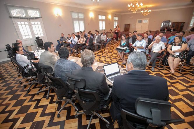 O governador do Estado, Helder Barbalho, recebeu, durante a manhã e início da tarde desta segunda-feira (29), no Palácio do Governo, em Belém, prefeitos e lideranças de diversos municípios do Pará. Durante as audiências, estiveram em pauta temas como infraestrutura, educação, saúde e segurança.

FOTO: MARCO SANTOS / AGÊNCIA PARÁ
DATA: 29.04.2019
BELÉM - PARÁ <div class='credito_fotos'>Foto: Marco Santos / Ag. Pará   |   <a href='/midias/2019/originais/8262f2ef-1ca9-4fb9-9743-9a32426d7180.jpg' download><i class='fa-solid fa-download'></i> Download</a></div>