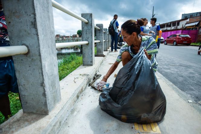 Um mutirão de limpeza e paisagismo foi realizado, nesta sexta-feira (26), no entorno do primeiro trecho do Projeto de Saneamento Integrado da Bacia do Tucunduba. No local será construída, em breve, uma Estação de Elevação da obra, onde foi feita a limpeza e arborização da área. 

FOTO: MAYCON NUNES / AGÊNCIA PARÁ
DATA: 26.04.2019
BELÉM - PARÁ <div class='credito_fotos'>Foto: Maycon Nunes / Ag. Pará   |   <a href='/midias/2019/originais/82e01800-41e9-4d93-ba83-05c8a1b9c253.jpg' download><i class='fa-solid fa-download'></i> Download</a></div>