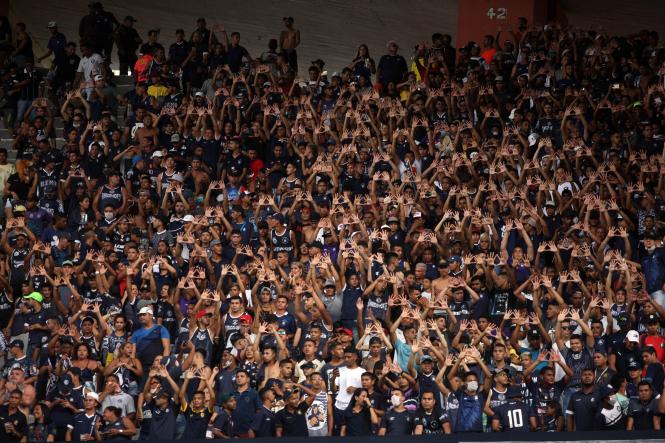 Tranquilidade e muita comemoração marcaram a reabertura do Estádio Estadual Jornalista Edgar Augusto Proença - Mangueirão na tarde deste domingo (3). A vitória do Remo contra o Tapajós, por 1x0, em jogo referente à primeira rodada do Parazão, foi acompanhada de perto por 19,2 mil torcedores, e dentre eles, muitas crianças acompanhadas pelos pais e familiares. 

FOTO: THIAGO GOMES/AG. PARÁ
DATA: 03.02.2019 
BELÉM - PARÁ <div class='credito_fotos'>Foto: Thiago Gomes /Ag. Pará   |   <a href='/midias/2019/originais/82fba21c-603d-4abd-a4ab-bc7b64333f0a.jpg' download><i class='fa-solid fa-download'></i> Download</a></div>