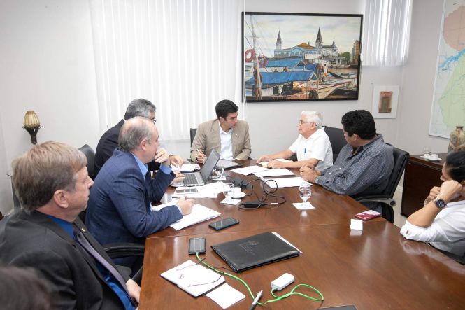 O governador do Estado, Helder Barbalho, recebeu, durante a manhã e início da tarde desta segunda-feira (29), no Palácio do Governo, em Belém, prefeitos e lideranças de diversos municípios do Pará. Durante as audiências, estiveram em pauta temas como infraestrutura, educação, saúde e segurança.

FOTO: MARCO SANTOS / AGÊNCIA PARÁ
DATA: 29.04.2019
BELÉM - PARÁ <div class='credito_fotos'>Foto: Marco Santos / Ag. Pará   |   <a href='/midias/2019/originais/83cd303c-302e-4beb-a47b-e72c1a470d75.jpg' download><i class='fa-solid fa-download'></i> Download</a></div>