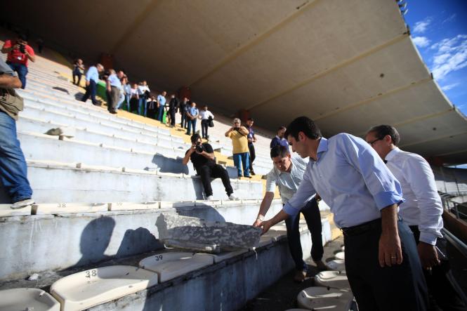 O governador do Pará, Helder Barbalho, informou que ficará pronto em 10 dias, o laudo sobre o desabamento de parte da cobertura do Estádio Olímpico do Pará, o Mangueirão. A informação foi passada em coletiva com a imprensa na tarde desta quarta-feira (9), após visita ao local. “Faremos de tudo para que, o mais rápido possível, o Mangueirão esteja plenamente em condições de funcionamento”, garantiu. 

FOTO: THIAGO GOMES/AG. PARÁ
DATA: 09.01.2019
BELÉM - PARÁ
 <div class='credito_fotos'>Foto: Thiago Gomes /Ag. Pará   |   <a href='/midias/2019/originais/8673062f-000f-49df-899d-fc50d4dbd28b.jpg' download><i class='fa-solid fa-download'></i> Download</a></div>