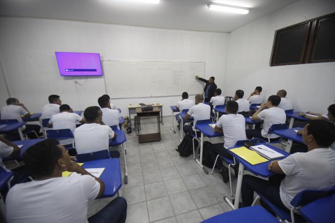 Cerca de 500 candidatos começaram as aulas na manhã desta segunda-feira, (11), para o curso de formação profissional de agente prisional, do concurso C-199 da Superintendência do Sistema Penitenciário do Estado (Susipe). O curso acontece no Instituto de Ensino de Segurança do Pará (IESP), em Marituba. No total, 498 candidatos classificados estão divididos em 14 turmas. 

FOTO: ASCOM / SUSIPE
DATA: 11.03.2019
BELÉM - PA <div class='credito_fotos'>Foto: ASCOM / SUSIPE   |   <a href='/midias/2019/originais/86dc582f-06ff-4d4c-b826-766d044db2a4.jpg' download><i class='fa-solid fa-download'></i> Download</a></div>