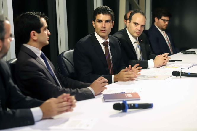 O governador Helder Barbalho e o auditor geral do Estado, Giusepp Mendes, se reuniram na tarde desta segunda-feira (28) com representantes do Ministério Público Federal (MPF), para a apresentação de uma proposta de Acordo de Cooperação Técnica e Assistência Mútua, entre o Governo e o MPF. O objetivo do acordo é realizar investigações e operacionalizar medidas que visem à proteção do erário público.

FOTO: MARCO SANTOS / AGÊNCIA PARÁ
DATA: 28.01.2019
BELÉM - PARÁ <div class='credito_fotos'>Foto: Marco Santos / Ag. Pará   |   <a href='/midias/2019/originais/875a1444-afe7-4a44-91b4-c64ac9542619.jpg' download><i class='fa-solid fa-download'></i> Download</a></div>