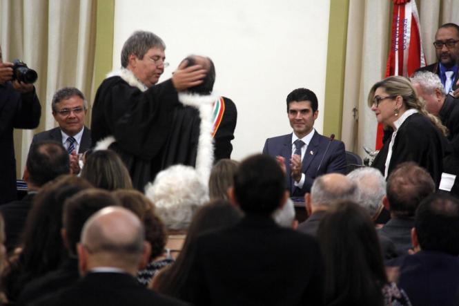 O governador Helder Barbalho participou da cerimônia de posse do novo presidente do Tribunal de Justiça do Estado do Pará, desembargador Leonardo de Noronha Tavares, na sexta-feira (1º). Ele foi eleito para o biênio 2019-2021. À ocasião, o chefe do Executivo reforçou a importância da sinergia entre os três poderes.

FOTO: MARCELO SEABRA / AG. PARÁ
DATA: 02.02.2019
BELÉM - PARÁ <div class='credito_fotos'>Foto: Marcelo Seabra / Ag. Pará   |   <a href='/midias/2019/originais/879275c0-46a2-4b61-975c-b3f0cef91229.jpg' download><i class='fa-solid fa-download'></i> Download</a></div>