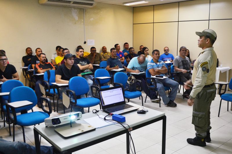 O Departamento de Trânsito do Estado do Pará (Detran/PA) ministrou um treinamento durante esta semana para 60 agentes da Superintendência Executiva de Mobilidade Urbana de Belém (Semob), com o objetivo de capacitá-los ao trabalho de levantamento de acidentes de trânsito. A capacitação atendeu duas turmas, com 30 agentes cada, e encerrou nesta sexta-feira (31).

FOTO: ASCOM / DETRAN
DATA: 31.05.2019
BELÉM - PARÁ <div class='credito_fotos'>Foto: ASCOM / DETRAN   |   <a href='/midias/2019/originais/880fb9f1-f581-4e19-bf7f-3a16ff2230a3.jpg' download><i class='fa-solid fa-download'></i> Download</a></div>