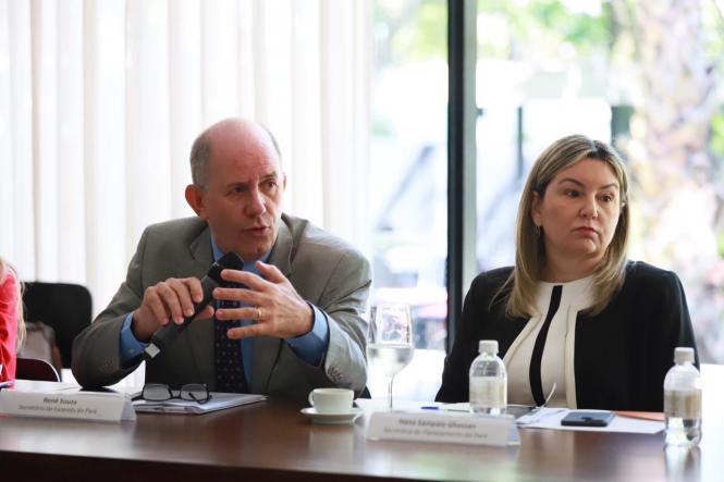 Teve início, na manhã desta quarta-feira (30), em São Paulo (SP), o evento Encontro Rede Juntos Estados, que discute os desafios enfrentados na gestão das finanças públicas com governadores, secretários e especialistas na área fiscal. O Governo do Pará já está representado pelo secretários da Fazenda, René Sousa, e do Planejamento, Hana Ghassan, que neste momento debatem questões de arrecadação ao lado de especialistas, como o economista Paulo Tafner, da Universidade de São PAULO (USP), e o secretário do Tesouro Nacional do governo federal, Mansueto Almeida.  

NA FOTO: 0s secretários da Fazenda, René Sousa, e do Planejamento, Hana Ghassan.

FOTO: Alexandre de Paulo / Divulgação
DATA: 30.01.2019
SÃO PAULO- SP

 <div class='credito_fotos'>Foto: Alexandre de Paulo / Divulgação   |   <a href='/midias/2019/originais/888a6434-9856-4610-9394-f23ba6ee1ac7.jpg' download><i class='fa-solid fa-download'></i> Download</a></div>