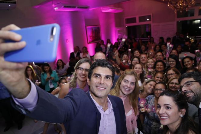 As mulheres paraenses contarão, durante todo o mês de março, com uma vasta programação promovida pelo Governo do Estado, voltada especificamente para elas. O programa “Mulher Paraense”, que reúne 85 iniciativas de órgãos estaduais em todas as regiões do Pará, pretende oferecer mais de sete mil atendimentos nas diferentes áreas de interesse do público feminino, como saúde, educação, oferta de crédito, empreendedorismo e garantia de direitos. O conjunto de ações integradas foi apresentado pelo governador do Estado, Helder Barbalho, no Palácio do Governo, na noite de sexta-feira (8), quando se comemorou o Dia Internacional da Mulher.

FOTO: MARCELO SEABRA / AGÊNCIA PARÁ
DATA: 09.03.2019
BELÉM - PARÁ <div class='credito_fotos'>Foto: Marcelo Seabra / Ag. Pará   |   <a href='/midias/2019/originais/8b18d16d-d11a-4708-8a08-a8ce04dd74b5.jpg' download><i class='fa-solid fa-download'></i> Download</a></div>