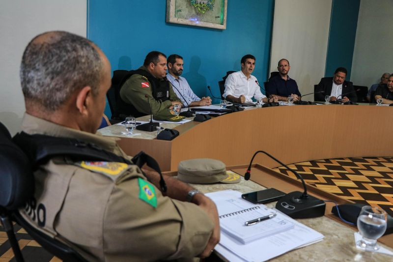 O governador do Pará, Helder Barbalho, e gestores da área de Segurança Pública do Pará, receberam neste sábado (1°), representantes das associações vinculadas a policiais militares, no Palácio do Governo, em Belém.

FOTO: JADER PAES / AGÊNCIA PARÁ
DATA: 01.06.2019
BELÉM - PARÁ <div class='credito_fotos'>Foto: Jader Paes / Agência Pará   |   <a href='/midias/2019/originais/8be3dba4-6522-4fe5-84f6-f49866d2cd5e.jpg' download><i class='fa-solid fa-download'></i> Download</a></div>