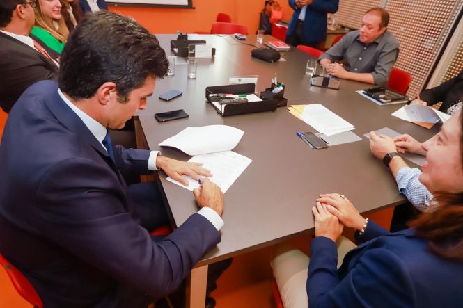 O governador do Pará, Helder Barbalho, assinou, na tarde desta segunda-feira (27), em São Paulo, um acordo de cooperação técnica com o Instituto Lemann, para formar lideranças escolares da rede estadual de ensino. O acordo não prevê ônus para o Estado do Pará e tem como foco o desenvolvimento do programa “Gestão Pública”. 

FOTO: MARCO SANTOS / AGÊNCIA PARÁ
DATA: 27.05.2019
SÃO PAULO - SP <div class='credito_fotos'>Foto: Marco Santos / Ag. Pará   |   <a href='/midias/2019/originais/8d0d4054-66bf-4d6e-9158-e1a647798536.jpg' download><i class='fa-solid fa-download'></i> Download</a></div>