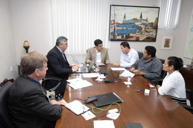 O governador do Estado, Helder Barbalho, recebeu, durante a manhã e início da tarde desta segunda-feira (29), no Palácio do Governo, em Belém, prefeitos e lideranças de diversos municípios do Pará. Durante as audiências, estiveram em pauta temas como infraestrutura, educação, saúde e segurança.

FOTO: MARCO SANTOS / AGÊNCIA PARÁ
DATA: 29.04.2019
BELÉM - PARÁ <div class='credito_fotos'>Foto: Marco Santos / Ag. Pará   |   <a href='/midias/2019/originais/8e3af68c-b9dd-4b68-b938-59b21acbe160.jpg' download><i class='fa-solid fa-download'></i> Download</a></div>