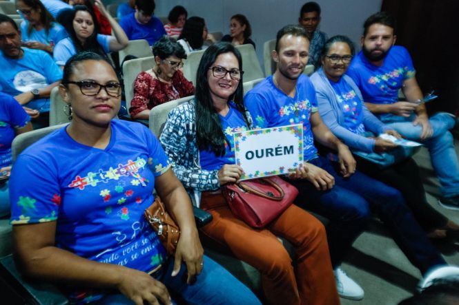 "Nós, autistas, precisamos urgentemente de uma clínica-escola em Belém". A constatação, feita pelo adolescente Richard Pires, 12 anos, que tem Transtorno do Espectro Autista (TEA), ecoou no auditório lotado da Assembleia Legislativa do Pará (Alepa), na manhã desta quinta-feira (25). Diante de parlamentares e representantes de entidades sociais, o adolescente leu uma carta relatando sua luta por direitos e a importância da Implantação de uma clínica-escola para pessoas com autismo no Pará.

FOTO; MAYCON NUNES / AGÊNCIA PARÁ
DATA: 25.04.2019
BELÉM - PARÁ <div class='credito_fotos'>Foto: Maycon Nunes / Ag. Pará   |   <a href='/midias/2019/originais/8eb7c46a-489a-4243-8a2f-bddb7b01ac51.jpg' download><i class='fa-solid fa-download'></i> Download</a></div>