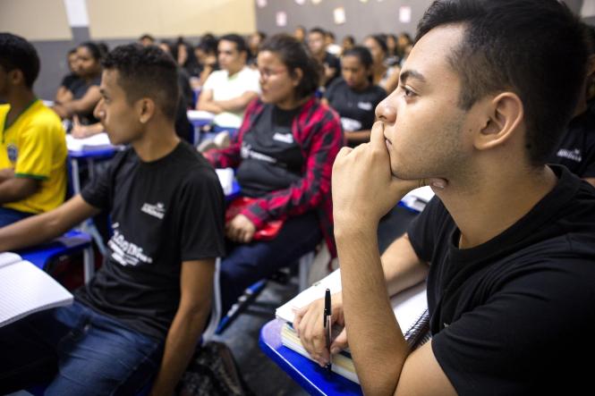 O Projeto Jurunas, institucionalizado em 2017 pela Universidade do Estado do Pará (Uepa), oferece aulas gratuitas para moradores do bairro e arredores que desejam se preparar para ingressar no ensino superior. No próximo sábado, dia 12 de janeiro, o Projeto apresentará os eixos de ação para 2019. O evento ocorrerá de 9 às 13h, na escola Placídia Cardoso, localizada na travessa Honório José dos Santos, s/n, onde as aulas são ministradas. 

FOTO: NAILANA THIELY/ ASCOM UEPA
DATA: 10.01.2019
BELÉM - PARÁ <div class='credito_fotos'>Foto: Nailana Thiely / Ascom Uepa   |   <a href='/midias/2019/originais/8f5951ed-42ef-4ccb-aaf1-83603c96e321.jpg' download><i class='fa-solid fa-download'></i> Download</a></div>