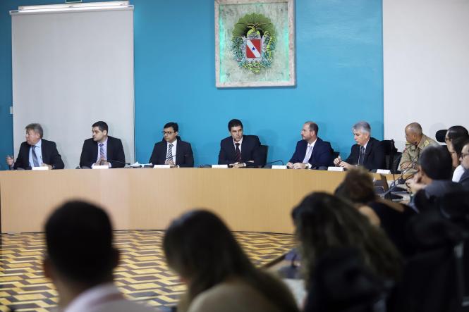 Para prevenir tragédias ambientais semelhantes as que ocorreram em Mariana, em 2015, e em Brumadinho, na semana passada, ambas no Estado de Minas Gerais, o governador Helder Barbalho instituiu, na manhã desta segunda-feira (28), no Palácio do Governo, um Grupo de Trabalho (GT) formado por órgãos das diferentes esferas e que têm interesse na questão. O coletivo pretende analisar as atuais condições das 91 barragens de mineração existentes no Pará e estudar mecanismos para o estabelecimento de um plano estadual de prevenção a desastres ambientais.

FOTO: MARCO SANTOS
DATA: 28.01.2019
BELÉM - PARÁ <div class='credito_fotos'>Foto: MARCO SANTOS   |   <a href='/midias/2019/originais/9062627a-354f-472b-8d2f-25b1cebc8618.jpg' download><i class='fa-solid fa-download'></i> Download</a></div>