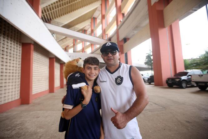 O professor Osmar Júnior (foto), de 43 anos, levou o sobrinho Yuji Nepomuceno, de 11, para ver o time azulino em ação. "A gente veio tranquilo, não pegou tumulto nem aqui nem no trânsito. Ele até ponderou comigo se era uma boa virmos, mas tranquilizei ele, reforçando que os órgãos competentes liberaram o Mangueirão, e por isso a gente veio!", contou o torcedor, enquanto se encaminhava para a arquibancada.

FOTO: THIAGO GOMES/AG. PARÁ
DATA: 03.02.2019 
BELÉM - PARÁ <div class='credito_fotos'>Foto: Thiago Gomes /Ag. Pará   |   <a href='/midias/2019/originais/907ad353-6753-4550-9f8f-be8a7fd71bc1.jpg' download><i class='fa-solid fa-download'></i> Download</a></div>