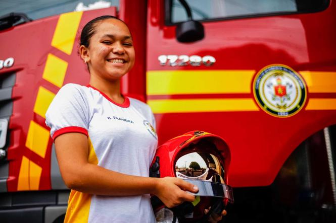 O Programa Escola da Vida, do Corpo de Bombeiros Militar do Pará, completa em 2019, vinte e seis anos no auxílio à formação de milhares de jovens no Estado. Fundado em 1990, o PEV atende anualmente mais de três mil participantes, entre 12 e 15 anos, que preferencialmente frequentem a instituição pública de ensino, em 25 polos espalhados por todo o estado. 

FOTO: MAYCON NUNES / AGÊNCIA PARÁ
DATA: 26.02.2019
BELÉM - PA <div class='credito_fotos'>Foto: Maycon Nunes / Ag. Pará   |   <a href='/midias/2019/originais/92458dad-ecf5-4a3d-89e7-e42e9a0b3fb7.jpg' download><i class='fa-solid fa-download'></i> Download</a></div>