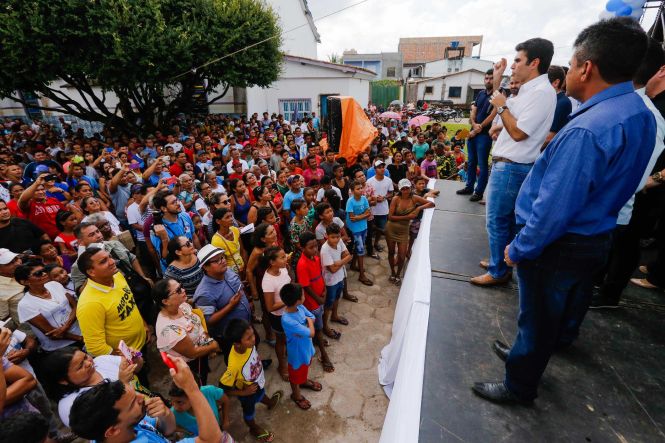 O governador do Estado, Helder Barbalho, e o vice, Lúcio Vale, inauguraram, na manhã deste sábado (25), no município de Oeiras do Pará, na região do Baixo Tocantins, a nova delegacia de Polícia Civil do município. Com investimentos de mais de R$ 1,4 milhão, a estrutura foi construída e aparelhada pelo governo e vai substituir um prédio antigo, datado de 1940.

FOTO: MARCELO SEABRA / AGÊNCIA PARÁ
DATA: 25.05.2019
OEIRAS - PARÁ <div class='credito_fotos'>Foto: Marcelo Seabra / Ag. Pará   |   <a href='/midias/2019/originais/94252b8e-9030-4fc2-ba8f-cad09bf6d9e3.jpg' download><i class='fa-solid fa-download'></i> Download</a></div>