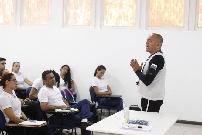 Cerca de 500 candidatos começaram as aulas na manhã desta segunda-feira, (11), para o curso de formação profissional de agente prisional, do concurso C-199 da Superintendência do Sistema Penitenciário do Estado (Susipe). O curso acontece no Instituto de Ensino de Segurança do Pará (IESP), em Marituba. No total, 498 candidatos classificados estão divididos em 14 turmas. 

FOTO: ASCOM / SUSIPE
DATA: 11.03.2019
BELÉM - PA <div class='credito_fotos'>Foto: ASCOM / SUSIPE   |   <a href='/midias/2019/originais/945cde24-9159-4641-8c17-fb6cdbf84cd4.jpg' download><i class='fa-solid fa-download'></i> Download</a></div>