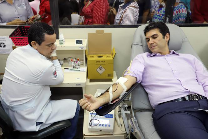  Governador participa de campanha para doação de sangue