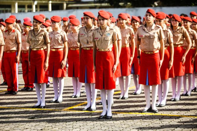 O Governo do Pará vai apoiar ações voltadas à expansão do Colégio Militar de Belém (CMBel), garantiu o governador Helder Barbalho na manhã deste sábado (09), durante a cerimônia de entrega da boina garança, símbolo que confirma a integração do estudante ao sistema militar de ensino. A maior parte dos alunos, 87 de um total de 126, ingressa no 6º ano do ensino fundamental.

FOTO: MAYCON NUNES / AGÊNCIA PARÁ
DATA: 09.03.2019
BELÉM - PARÁ <div class='credito_fotos'>Foto: Maycon Nunes / Ag. Pará   |   <a href='/midias/2019/originais/95978c7b-9f67-4070-a312-2361b210fb6a.jpg' download><i class='fa-solid fa-download'></i> Download</a></div>