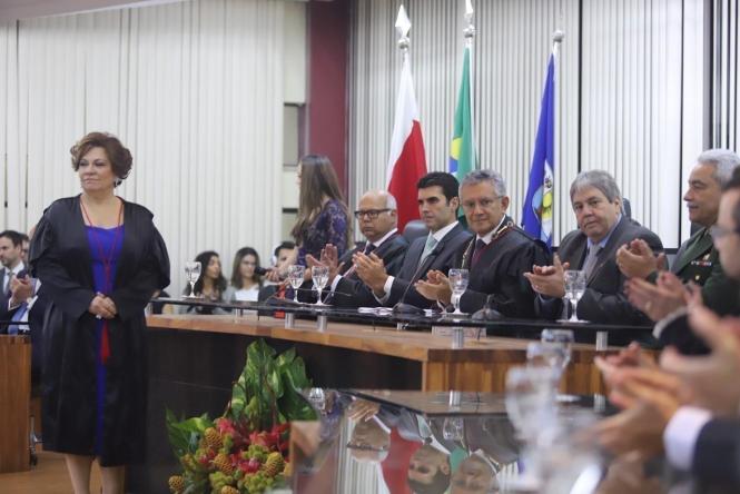 O novo presidente do Tribunal Regional Eleitoral do Pará (TRE-PA), desembargador Roberto Gonçalves de Moura, e a Vice-Presidente, corregedora e desembargadora Luzia Nadja Guimarães Nascimento, foram empossados nesta sexta-feira (25). A posse foi concedida pela desembargadora Célia Regina de Lima Pinheiro em Sessão Plenária Extraordinária, realizada às 19h na sede do órgão. O governador Helder Barbalho e o vice-governador do Estado, Lúcio Vale, participaram da cerimônia.

FOTO: MARCO SANTOS / AGÊNCIA PARÁ
BELÉM - PARÁ
DATA: 25.01.2019 <div class='credito_fotos'>Foto: Marco Santos / Ag. Pará   |   <a href='/midias/2019/originais/96bcef02-b9ad-460f-9b83-b6065cff0b1f.jpg' download><i class='fa-solid fa-download'></i> Download</a></div>