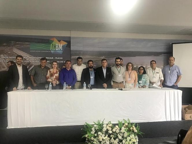 Durante esta semana, o comitê gestor do Plano de Desenvolvimento Regional Sustentável do Xingu (PDRSX) se reuniu, em Altamira, para tratar sobre a criação de políticas que auxiliem na redução das desigualdades regionais, por meio da criação de planos estratégicos para desenvolvimento da mesorregião do Xingu. Participaram da reunião do comitê, o secretário Regional de Governo, Henderson Pinto, o ministro da secretaria de governo e representantes das prefeituras envolvidas.

FOTO: DIVULGAÇÃO / Marth Uchôa
DATA: 14.03.2019
XINGÚ - PARÁ <div class='credito_fotos'>Foto: Divulgação / Marth Uchôa   |   <a href='/midias/2019/originais/97eb46c1-b868-44a4-9804-4023f9abfdd8.jpg' download><i class='fa-solid fa-download'></i> Download</a></div>