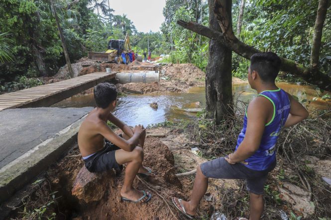 O Governo do Pará, por meio da Defesa Civil Estadual, vai enviar a Bragança, no nordeste paraense, 358 cestas básicas e 358 kits de higiene pessoal, para serem distribuídos a famílias atingidas pelas fortes chuvas que castigam o município. Segundo a Defesa Civil de Bragança, mais de 40 mil pessoas foram, de alguma forma, prejudicadas pelos temporais, que provocaram inúmeros transtornos, como alagamentos, enchentes e interrupção de estradas. O material deverá começar a chegar a Bragança na próxima terça-feira (14).

FOTO: MARCO SANTOS / AGÊNCIA PARÁ
DATA: 10.05.2019
BELÉM - PARÁ <div class='credito_fotos'>Foto: Marco Santos / Ag. Pará   |   <a href='/midias/2019/originais/980e37b4-35c5-49c0-8f35-1ee4914049b6.jpg' download><i class='fa-solid fa-download'></i> Download</a></div>