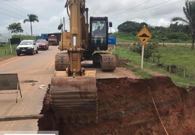 A Secretaria de Estado de Transportes (Setran) envia, nesta segunda-feira (4), equipes para recuperar trechos da PA-279, no  sentido de Água Azul do Norte, na entrada de Xinguara, sudeste do Pará. Parte da pista rompeu  em decorrência das fortes chuvas. O trabalho de manutenção se estenderá para outros trechos da rodovia. 

FOTO: SETRAN / ASCOM
DATA: 04.03.2019
XINGUARA - PARÁ <div class='credito_fotos'>Foto: ASCOM SETRAN   |   <a href='/midias/2019/originais/989ac337-46c1-4c96-aebd-779ad9c764e0.jpg' download><i class='fa-solid fa-download'></i> Download</a></div>