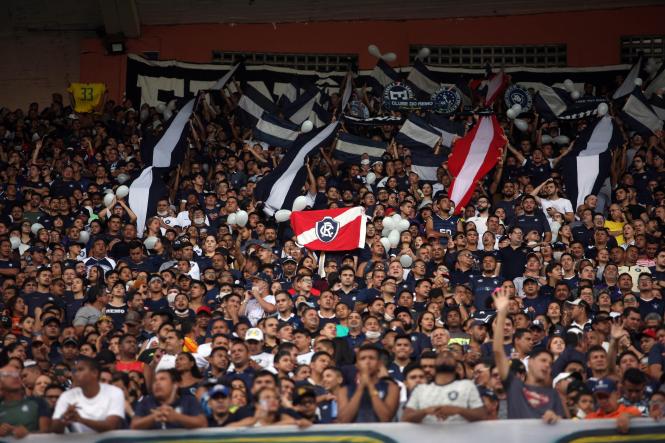 Tranquilidade e muita comemoração marcaram a reabertura do Estádio Estadual Jornalista Edgar Augusto Proença - Mangueirão na tarde deste domingo (3). A vitória do Remo contra o Tapajós, por 1x0, em jogo referente à primeira rodada do Parazão, foi acompanhada de perto por 19,2 mil torcedores, e dentre eles, muitas crianças acompanhadas pelos pais e familiares. 

FOTO: THIAGO GOMES/AG. PARÁ
DATA: 03.02.2019 
BELÉM - PARÁ <div class='credito_fotos'>Foto: Thiago Gomes /Ag. Pará   |   <a href='/midias/2019/originais/9972048c-82b5-4109-916e-a27d72469d28.jpg' download><i class='fa-solid fa-download'></i> Download</a></div>