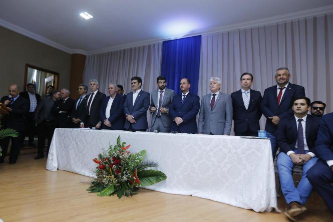 O governador do Estado, Helder Barbalho, e o vice-governador, Lúcio Vale, participaram, nesta quinta-feira, (21), da sessão especial da Assembleia Legislativa do Estado (Alepa), em Santarém. O evento ocorreu no auditório da Universidade do Estado do Pará (Uepa) e teve a presença de 28 deputados, além de vereadores do município; do presidente em exercício do Tribunal de Contas do Estado (TCE), Cipriano Sabino; e do procurador-geral de Justiça do Estado, Gilberto Martins. A sessão fez parte do programa Governo por Todo o Pará, que objetiva fazer uma gestão mais próxima das pessoas.

FOTO: MARCO SANTOS / AGÊNCIA PARÁ
DATA: 21.03.2019
SANTARÉM - PA <div class='credito_fotos'>Foto: Marco Santos / Ag. Pará   |   <a href='/midias/2019/originais/998eb68f-7675-4407-a774-34e5fc2031cd.jpg' download><i class='fa-solid fa-download'></i> Download</a></div>