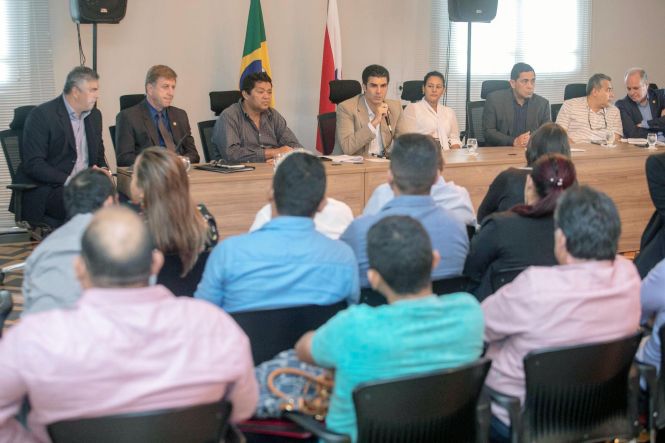 O governador do Estado, Helder Barbalho, recebeu, durante a manhã e início da tarde desta segunda-feira (29), no Palácio do Governo, em Belém, prefeitos e lideranças de diversos municípios do Pará. Durante as audiências, estiveram em pauta temas como infraestrutura, educação, saúde e segurança.

FOTO: MARCO SANTOS / AGÊNCIA PARÁ
DATA: 29.04.2019
BELÉM - PARÁ <div class='credito_fotos'>Foto: Marco Santos / Ag. Pará   |   <a href='/midias/2019/originais/9b28cefa-14bf-465a-9b75-32a708c8a814.jpg' download><i class='fa-solid fa-download'></i> Download</a></div>