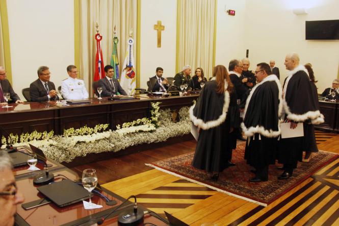 O governador Helder Barbalho participou da cerimônia de posse do novo presidente do Tribunal de Justiça do Estado do Pará, desembargador Leonardo de Noronha Tavares, na sexta-feira (1º). Ele foi eleito para o biênio 2019-2021. À ocasião, o chefe do Executivo reforçou a importância da sinergia entre os três poderes.

FOTO: MARCELO SEABRA / AG. PARÁ
DATA: 02.02.2019
BELÉM - PARÁ <div class='credito_fotos'>Foto: Marcelo Seabra / Ag. Pará   |   <a href='/midias/2019/originais/9b66b95b-9e07-4a2d-a108-b8b69451b57d.jpg' download><i class='fa-solid fa-download'></i> Download</a></div>