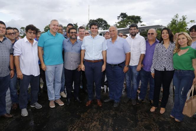 O município de Capanema, no nordeste paraense, deu um importante passo neste sábado (09) rumo à concretização da regularização fundiária urbana. O governador Helder Barbalho esteve na sede municipal para assinar o Decreto 2.056/18, que oficializa a entrega do título da área patrimonial do município à Prefeitura. Com isso, o Executivo municipal pode começar o processo de cadastramento dos imóveis, para posterior entrega dos títulos de posse aos proprietários. A expectativa da Prefeitura de Capanema é que o decreto permita a regularização de mais de 23 mil imóveis da área urbana e dos distritos de Tauari e Mirasselvas, o que representa uma abrangência de 80% da área do município.


FOTO: MARCELO SEABRA / AGÊNCIA PARÁ
DATA: 09.03.2019
CAPANEMA - PARÁ

 <div class='credito_fotos'>Foto: Marcelo Seabra / Ag. Pará   |   <a href='/midias/2019/originais/9c97f92b-2149-4085-883a-14d2e1eb9c79.jpg' download><i class='fa-solid fa-download'></i> Download</a></div>