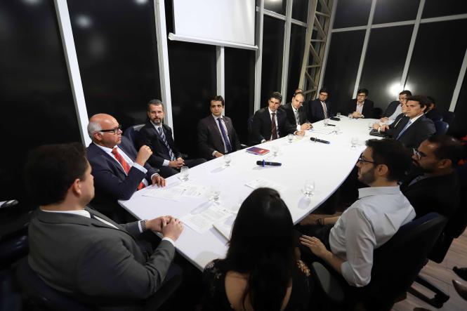 O governador Helder Barbalho e o auditor geral do Estado, Giusepp Mendes, se reuniram na tarde desta segunda-feira (28) com representantes do Ministério Público Federal (MPF), para a apresentação de uma proposta de Acordo de Cooperação Técnica e Assistência Mútua, entre o Governo e o MPF. O objetivo do acordo é realizar investigações e operacionalizar medidas que visem à proteção do erário público.

FOTO: MARCO SANTOS / AGÊNCIA PARÁ
DATA: 28.01.2019
BELÉM - PARÁ <div class='credito_fotos'>Foto: Marco Santos / Ag. Pará   |   <a href='/midias/2019/originais/9ce5162b-eede-495d-87f7-649cae66b25d.jpg' download><i class='fa-solid fa-download'></i> Download</a></div>