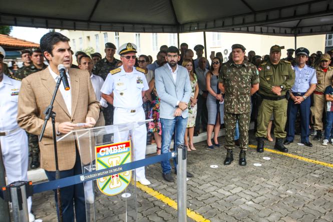 O Governo do Pará vai apoiar ações voltadas à expansão do Colégio Militar de Belém (CMBel), garantiu o governador Helder Barbalho na manhã deste sábado (09), durante a cerimônia de entrega da boina garança, símbolo que confirma a integração do estudante ao sistema militar de ensino. A maior parte dos alunos, 87 de um total de 126, ingressa no 6º ano do ensino fundamental.

FOTO: MAYCON NUNES / AGÊNCIA PARÁ
DATA: 09.03.2019
BELÉM - PARÁ <div class='credito_fotos'>Foto: Maycon Nunes / Ag. Pará   |   <a href='/midias/2019/originais/9da0ef01-a660-4676-b1a5-85399f8e7d59.jpg' download><i class='fa-solid fa-download'></i> Download</a></div>