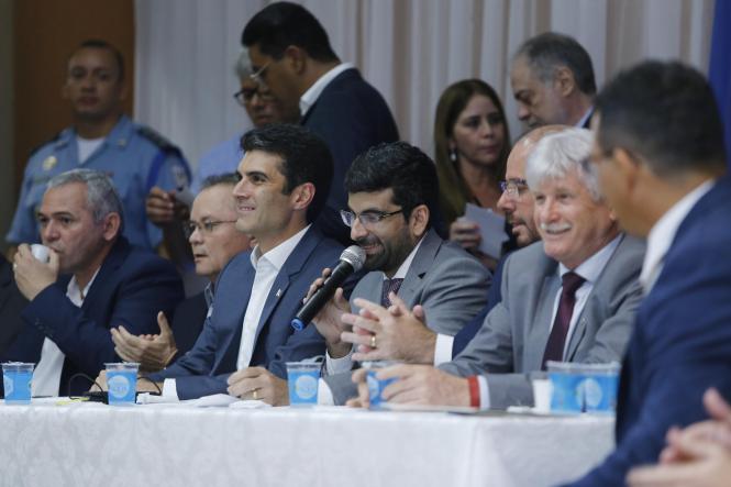 O governador do Estado, Helder Barbalho, e o vice-governador, Lúcio Vale, participaram, nesta quinta-feira, (21), da sessão especial da Assembleia Legislativa do Estado (Alepa), em Santarém. O evento ocorreu no auditório da Universidade do Estado do Pará (Uepa) e teve a presença de 28 deputados, além de vereadores do município; do presidente em exercício do Tribunal de Contas do Estado (TCE), Cipriano Sabino; e do procurador-geral de Justiça do Estado, Gilberto Martins. A sessão fez parte do programa Governo por Todo o Pará, que objetiva fazer uma gestão mais próxima das pessoas.

FOTO: MARCO SANTOS / AGÊNCIA PARÁ
DATA: 21.03.2019
SANTARÉM - PA <div class='credito_fotos'>Foto: Marco Santos / Ag. Pará   |   <a href='/midias/2019/originais/9f9bc654-ee0b-4670-a162-d488b9e8a07c.jpg' download><i class='fa-solid fa-download'></i> Download</a></div>