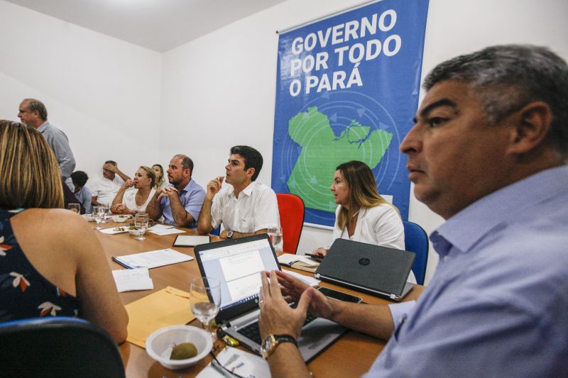 GURUPÁ - O município de Gurupá receberá 10km de pavimentação, que contemplará 25 ruas da cidade; 100 mil litros de combustível foram disponibilizados para atender a demanda de deslocamento da população que mora distante do centro da cidade <div class='credito_fotos'>Foto: Maycon Nunes / Ag. Pará   |   <a href='/midias/2019/originais/Copia(01)_5274_05.jpg' download><i class='fa-solid fa-download'></i> Download</a></div>