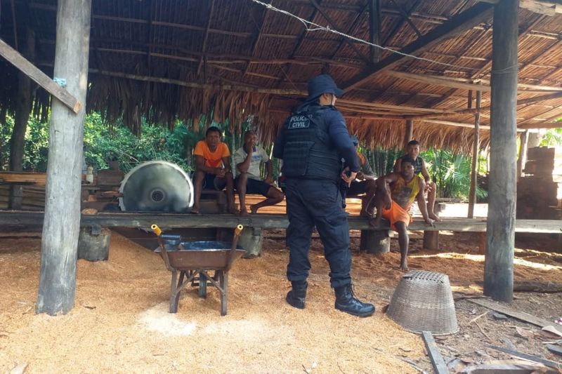 A Polícia Civil do Pará deflagrou uma operação de combate ao desmatamento ilegal na zona rural de Muaná, na Ilha do Marajó. Três pessoas, que estavam responsáveis por uma serraria clandestina, foram detidas. No local foram apreendidas mais de 500 toras de madeira. <div class='credito_fotos'>Foto: Ascom Polícia Civil   |   <a href='/midias/2019/originais/Copia(01)_5429_whatsappimage2019-09-11at18.40.58.jpg' download><i class='fa-solid fa-download'></i> Download</a></div>