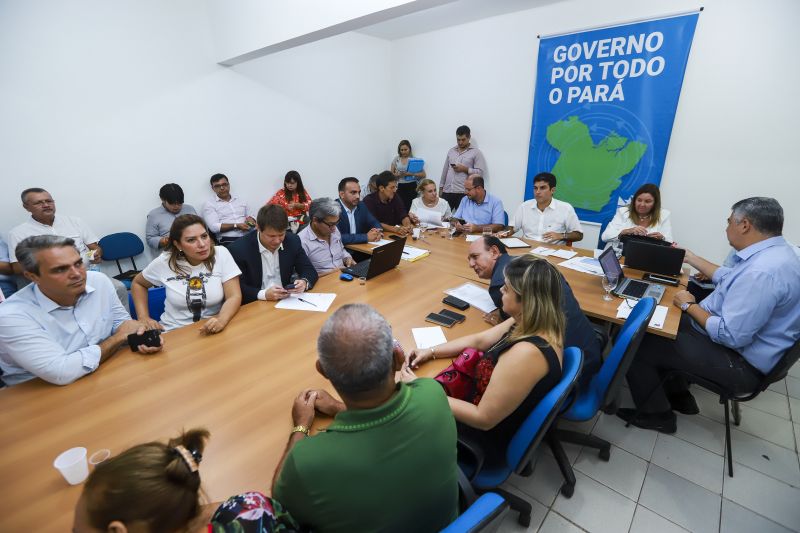 AFUÁ - Conhecida como Veneza Marajoara por seus canais e palafitas, a cidade de Afuá apresentou demandas de educação, abastecimento de água, infraestrutura viária e segurança.  <div class='credito_fotos'>Foto: MARCOS SANTOS   |   <a href='/midias/2019/originais/Copia(03)_5274_06.jpg' download><i class='fa-solid fa-download'></i> Download</a></div>