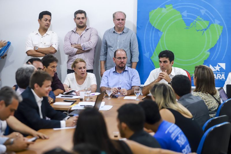 ANAJÁS - Entre as demandas apresentadas pelos prefeitos estão desde pavimentação de vias a reformas e ampliações em hospitais. A prefeita de Anajás, Jacy Tabosa Barros, foi a primeira a ser atendida e comentou a iniciativa como uma grande oportunidade para o crescimento de seu município. <div class='credito_fotos'>Foto: MARCOS SANTOS   |   <a href='/midias/2019/originais/Copia(05)_5274_02.jpg' download><i class='fa-solid fa-download'></i> Download</a></div>