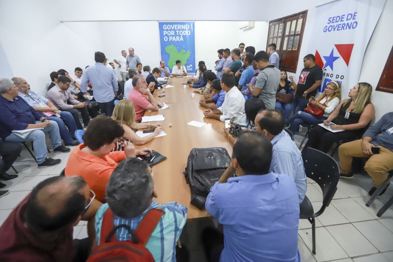 O município de Bagre não possui água potável, e essa foi a demanda mais importante, apontou o prefeito Nilson Farias, após a reunião com o governador.  <div class='credito_fotos'>Foto: MARCOS SANTOS   |   <a href='/midias/2019/originais/Copia(05)_5274_04.jpg' download><i class='fa-solid fa-download'></i> Download</a></div>