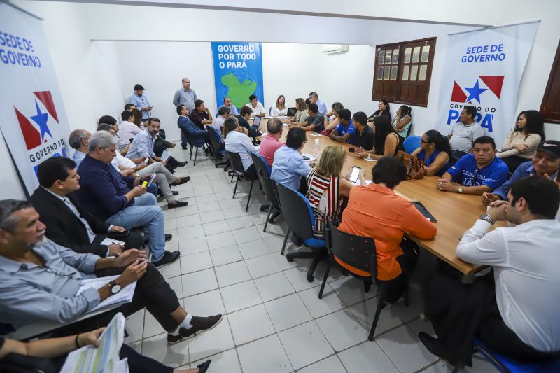 ANAJÁS - Entre as demandas apresentadas pelos prefeitos estão desde pavimentação de vias a reformas e ampliações em hospitais. A prefeita de Anajás, Jacy Tabosa Barros, foi a primeira a ser atendida e comentou a iniciativa como uma grande oportunidade para o crescimento de seu município. <div class='credito_fotos'>Foto: MARCOS SANTOS   |   <a href='/midias/2019/originais/Copia(06)_5274_03.jpg' download><i class='fa-solid fa-download'></i> Download</a></div>