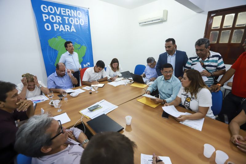 PORTEL - Para Portel, foram liberados o projeto executivo da estrada de 150 quilômetros até a Transcametá e outros 10 quilômetros de asfalto para vias do município. Também foi firmado o convênio com o governo para a ampliação do trapiche. A prefeitura recebeu 200 metros cúbicos de madeira e garantiu a construção de uma agência do Banpará até 2020. <div class='credito_fotos'>Foto: MARCOS SANTOS   |   <a href='/midias/2019/originais/Copia(06)_5274_05.jpg' download><i class='fa-solid fa-download'></i> Download</a></div>