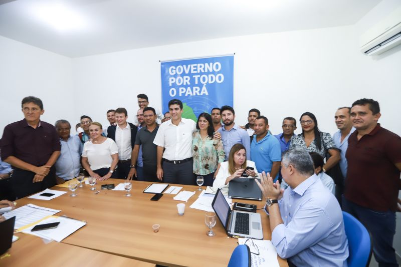 O município de Bagre não possui água potável, e essa foi a demanda mais importante, apontou o prefeito Nilson Farias, após a reunião com o governador.  <div class='credito_fotos'>Foto: MARCOS SANTOS   |   <a href='/midias/2019/originais/Copia(07)_5274_01.jpg' download><i class='fa-solid fa-download'></i> Download</a></div>