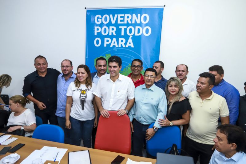 PORTEL - Para Portel, foram liberados o projeto executivo da estrada de 150 quilômetros até a Transcametá e outros 10 quilômetros de asfalto para vias do município. Também foi firmado o convênio com o governo para a ampliação do trapiche. A prefeitura recebeu 200 metros cúbicos de madeira e garantiu a construção de uma agência do Banpará até 2020. <div class='credito_fotos'>Foto: MARCOS SANTOS   |   <a href='/midias/2019/originais/Copia(08)_5274_01.jpg' download><i class='fa-solid fa-download'></i> Download</a></div>