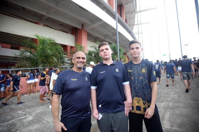  "Depois de todos os laudos que foram apresentados, eu não tenho o que questionar. Ainda mais sendo engenheiro", declarou o torcedor Marcos Sá, 48, enquanto pegava a rampa de acesso na companhia do filho, Marcos Pietro e o enteado Luiz Fernando (foto), ambos de 14 anos.

FOTO: THIAGO GOMES/AG. PARÁ
DATA: 03.02.2019 
BELÉM - PARÁ <div class='credito_fotos'>Foto: Thiago Gomes /Ag. Pará   |   <a href='/midias/2019/originais/a0ab5434-cbcc-4425-a622-ab9d09db2990.jpg' download><i class='fa-solid fa-download'></i> Download</a></div>