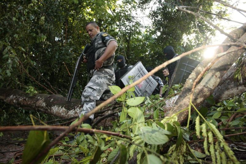 A Polícia Militar do Pará realizou, na manhã deste domingo (2), a operação de desobstrução da estrada que dá acesso ao Aterro Sanitário do município de Marituba, na Região Metropolitana de Belém.

FOTO: FERNANDO ARAÚJO / AG. PARÁ
DATA: 02.06.2019
MARITUBA - PARÁ <div class='credito_fotos'>Foto: Fernando Araújo / agência Pará   |   <a href='/midias/2019/originais/a225c0f5-387a-4dad-9ce7-dd97ee7fe614.jpg' download><i class='fa-solid fa-download'></i> Download</a></div>