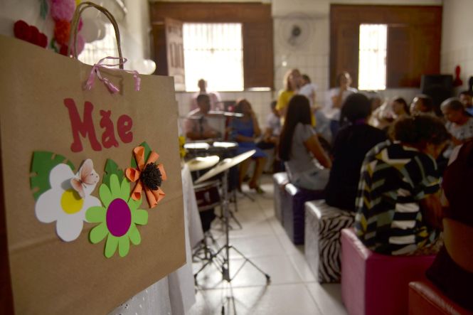 "Quando eu sair daqui pretendo acabar meus estudos, arrumar um trabalho, pegar ela pra morar comigo e reconstruir o laço com ela, de mãe e filha. Não sei o que está se passando na mente dela. Não posso conversar com ela direito. A saudade aperta, mas tem o dia que ela vem me visitar. Só que é poucas horas e não dá pra matar a saudade". As palavras de uma das 15 adolescentes que cumprem medida de internação no Centro Socioeducativo Feminino (CSEF), em Ananindeua, na Região Metropolitana de Belém, revelam a importância da figura materna, principalmente na vida de crianças e adolescentes.

FOTO:  Franklin Salvador/ Ascom Fasepa
DATA: 12.05.2019
BELÉM - PARÁ <div class='credito_fotos'>Foto: FLANKLIN SALVADOR / ASCOM FASEPA   |   <a href='/midias/2019/originais/a2286a6b-12bf-41fc-aa28-eea5f258bbbb.jpg' download><i class='fa-solid fa-download'></i> Download</a></div>