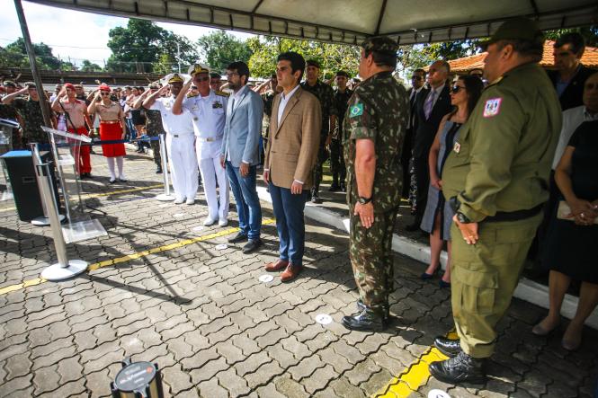 O Governo do Pará vai apoiar ações voltadas à expansão do Colégio Militar de Belém (CMBel), garantiu o governador Helder Barbalho na manhã deste sábado (09), durante a cerimônia de entrega da boina garança, símbolo que confirma a integração do estudante ao sistema militar de ensino. A maior parte dos alunos, 87 de um total de 126, ingressa no 6º ano do ensino fundamental.

FOTO: MAYCON NUNES / AGÊNCIA PARÁ
DATA: 09.03.2019
BELÉM - PARÁ <div class='credito_fotos'>Foto: Maycon Nunes / Ag. Pará   |   <a href='/midias/2019/originais/a2ab007a-f792-4fc2-8d4a-58c8c2ebc379.jpg' download><i class='fa-solid fa-download'></i> Download</a></div>