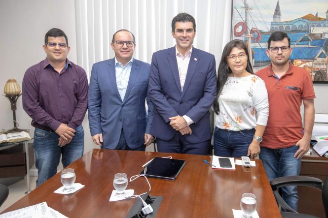 Prefeitos e lideranças do PSD do Pará solicitaram o apoio do governo do Estado para investimentos nas áreas da educação, infraestrutura, saúde e segurança. As demandas foram apresentadas ao governador Helder Barbalho nesta quinta-feira (25), durante várias audiências, no Palácio do Governo, em Belém, com a presença do presidente do Partido Social Democrático (PSD) no Pará, Helenilson Pontes.

FOTO: MARCO SANTOS / AGÊNCIA PARÁ
DATA: 25.04.2019
BELÉM - PARÁ <div class='credito_fotos'>Foto: Marco Santos / Ag. Pará   |   <a href='/midias/2019/originais/a39dcd9b-d3ac-4192-b68d-f0cc769e4add.jpg' download><i class='fa-solid fa-download'></i> Download</a></div>